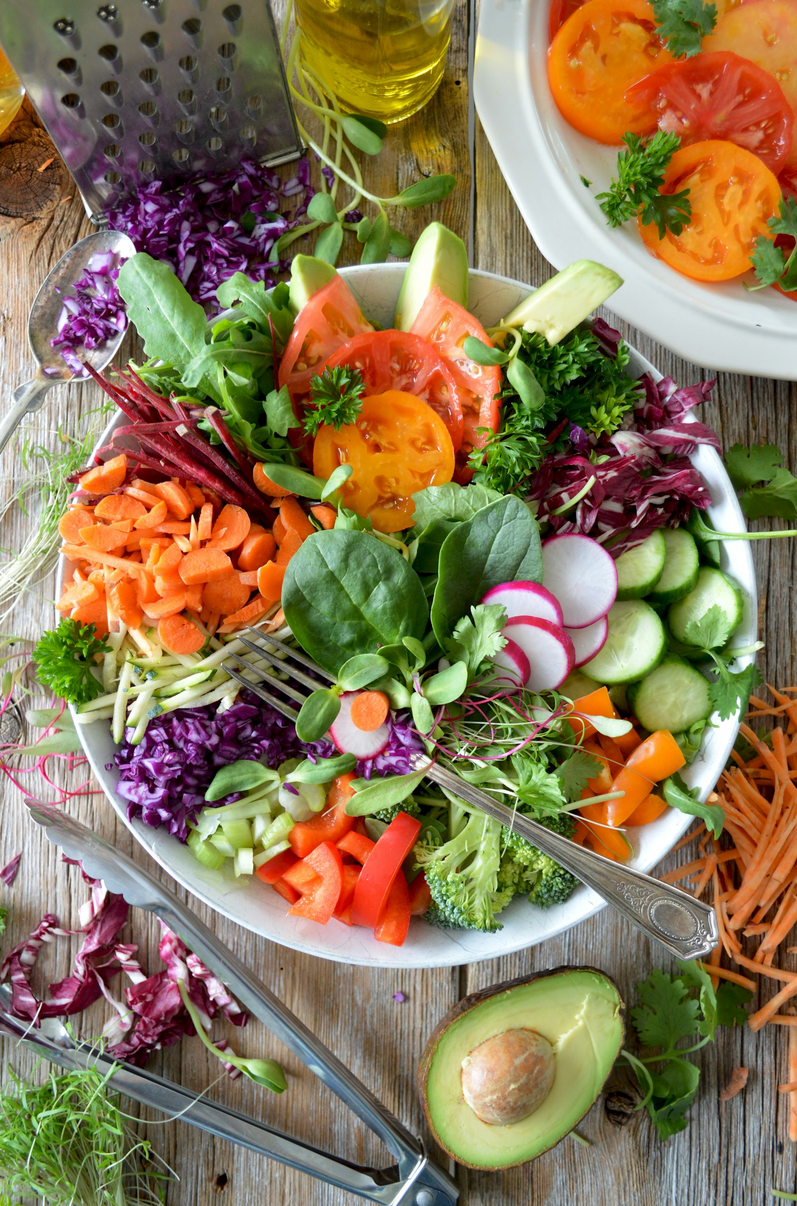 Bol de ensalada fresca con verduras de colores